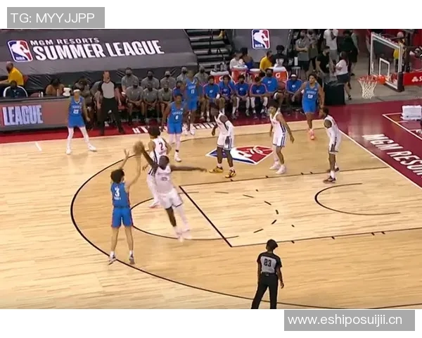 文班在队内训练中化身怪物持球一条龙突破抗飞防守完成双手暴扣